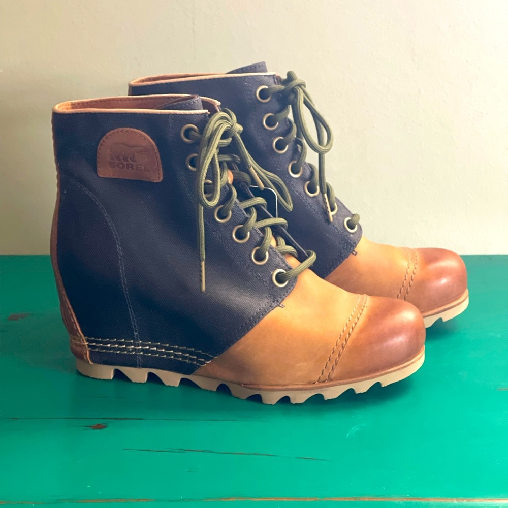 Sorel NWT women’s 9 Joan of Arctic wedge waterproof ankle boots rare navy tan